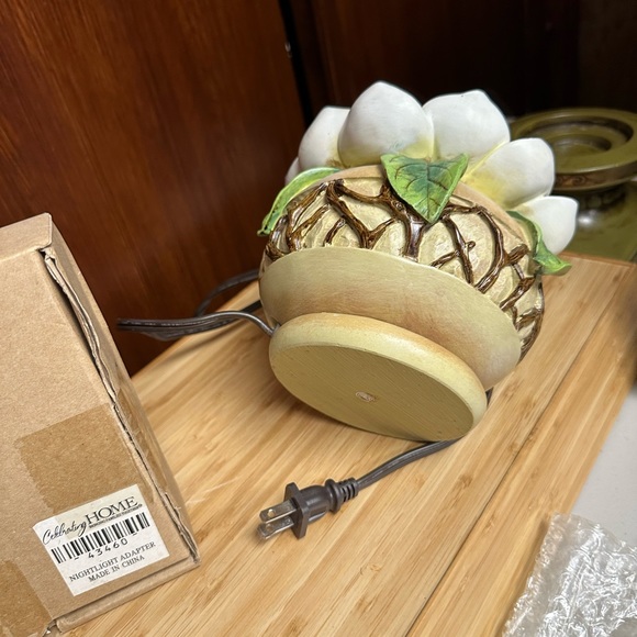 Home interiors Retired fragrance warmer magnolia shaped - Picture 6 of 12